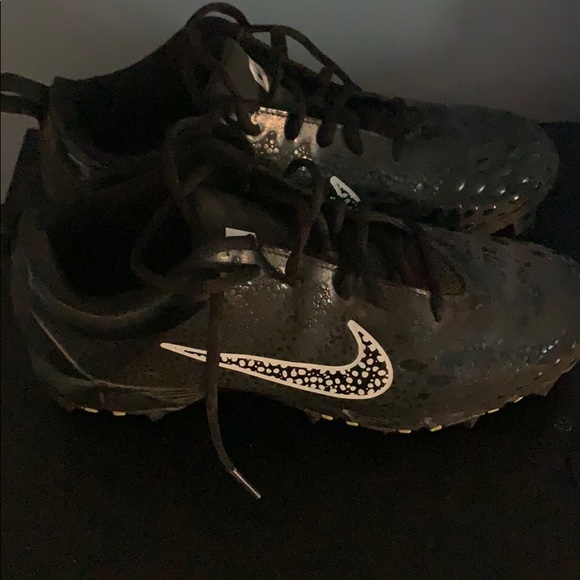 black and white nike softball cleats